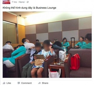 Hình ảnh tiếp viên Vietnam Airlines ngủ gật ở phòng chờ thương gia tại Nhật gây tranh cãi