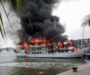 Cháy lớn tàu du lịch tại Hạ Long, nhiều du khách phải nhảy xuống biển