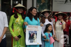 Chị em công sở Sài Gòn nghỉ làm buổi sáng để ra đường chào đón tổng thống Obama