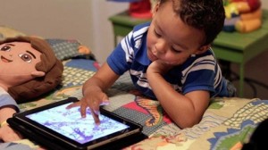Chiều con bằng smartphone, tablet cha mẹ tạo ra bộ não lạ...