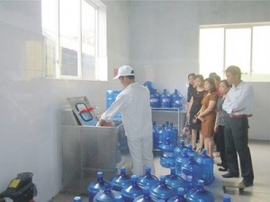 Hàng loạt cơ sở sản xuất nước đóng chai 'bẩn' tại Hà Nội bị bêu tên