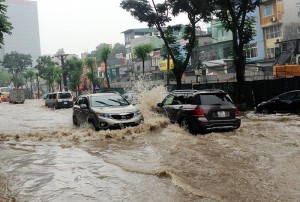 Kinh nghiệm lái xe hơi an toàn khi đường ngập lụt