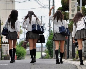 Mặt trái ở nước Nhật giàu có, nhiều nữ sinh phải 