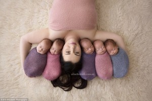 Người mẹ xinh đẹp hạ sinh 5 đứa bé đáng yêu trong vòng 2 phút khoe con trong loạt ảnh mới
