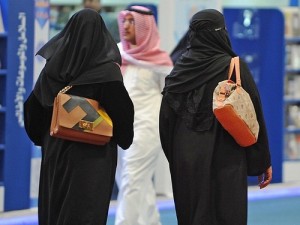 Phụ nữ Ả Rập có thể phải đi tù nếu xem trộm điện thoại của chồng