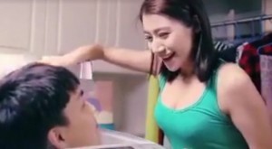 Sốc với quảng cáo cho người da đen vào máy giặt ở Trung Quốc