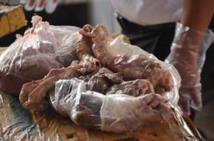 Tiêu hủy 700kg thịt thối vô thừa nhận tại Bình Phước