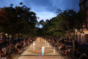 Vì sao Chanel tổ chức show thời trang xa xỉ ở Cuba?