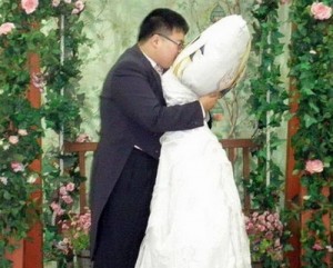 Bạn sẽ ngã ngửa khi biết anh chàng Hàn Quốc này yêu và kết hôn cùng 