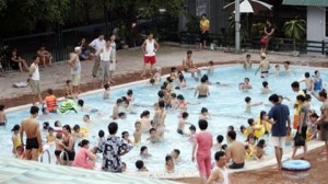 Bể bơi công cộng - nguồn lây bệnh giấu mặt ngày hè