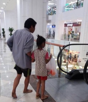 Hình ảnh xúc động: Bố đi chân đất, nắm tay con gái mua mì tôm trong Trung tâm thương mại