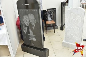 Ở Nga, bia mộ hình iPhone mới là thời thượng