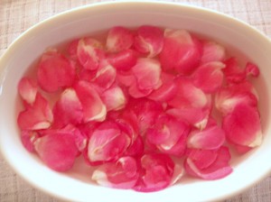 Siêu an toàn với nước hoa hồng tự chế