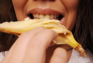 Tẩy trắng răng bằng thực phẩm có sẵn trong nhà