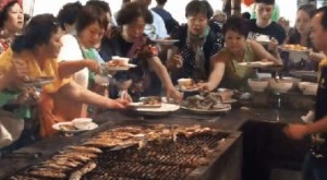 Hoảng hồn cảnh du khách Trung Quốc tranh nhau ăn buffet ở Nha Trang