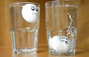 Nếu thả trứng vào nước mà có hiện tượng như này thì phải bỏ ngay đi!