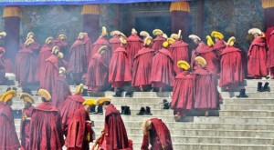 Ảnh 200 nhà sư Tây Tạng trước học viện Phật giáo gây ấn tượng mạnh với thế giới