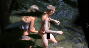 Không chịu thua 'tình địch' Orlando, Justin Bieber cũng khoả thân khi đi chơi với bạn gái
