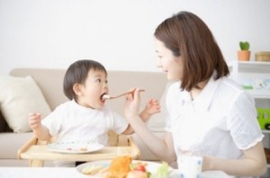 Những căn bệnh nguy hiểm bố mẹ vô tình truyền cho con khi nhai mớm thức ăn