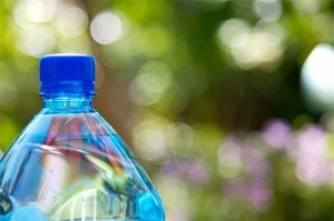 Thói quen khi sử dụng nước đóng chai khiến nhiều người tự rước nguy cơ ung thư cho mình