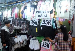 Thời trang đại hạ giá hút khách bình dân Sài Gòn