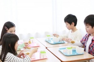 Vì sao cha mẹ Nhật không cuồng sữa bột?