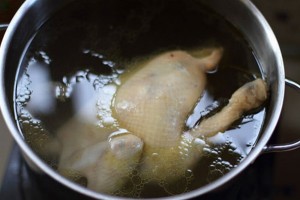 Bà nội trợ Việt nên bỏ thói quen dùng nước luộc gà nấu canh rau cải