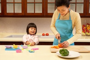 Chữa biếng ăn cho trẻ bằng cách cho con cùng nấu nướng