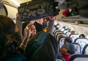 Có nên giúp người khác để hành lý vào khoang trên máy bay?