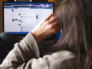 Con gái 18 tuổi kiện bố mẹ vì đăng ảnh 'dìm hàng' thời thơ ấu trên Facebook