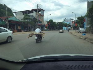 Dân mạng xôn xao bức ảnh chở thi thể về nhà bằng xe máy