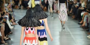 ‘Mũ chổi’ - mốt lạ đời tại Tuần lễ thời trang Milan