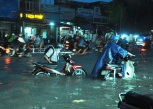 Đường phố Sài Gòn thành sông vì ảnh hưởng cơn bão kinh hoàng
