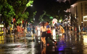 Người dân Thủ đô nháo nhác giữa cơn mưa lớn ngày khai trương phố đi bộ