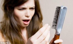 Rụng tóc quá nhiều - dấu hiệu cảnh báo các bệnh nguy hiểm