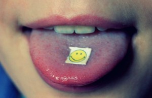 Tám cách giúp con tránh hiểm họa ma túy từ tem giấy