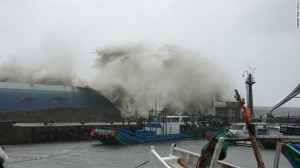 Thành phố Trung Quốc tan hoang sau cơn bão mạnh nhất hành tinh