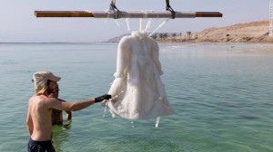 Váy cưới trở thành kiệt tác sau 2 năm dưới đáy biển