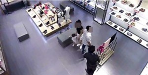 Vợ chồng sang chảnh dàn cảnh đưa con gái đi trộm túi hàng hiệu