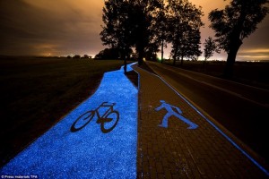 Đường phát sáng trong bóng tối cho người đi xe đạp