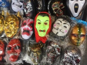 Đồ chơi Halloween: Hàng Việt hiếm có, khó tìm