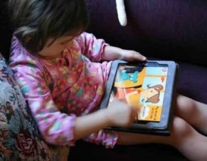 Dạy ngoại ngữ cho trẻ nhỏ qua thiết bị điện tử, cha mẹ đang rước họa cho con