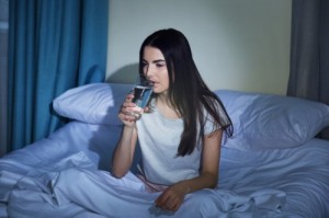 Vì sao trước khi đi ngủ ban đêm, mỗi người nên uống 1 cốc nước?
