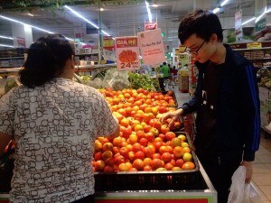 Cà chua 'cháy' hàng, nhiều người vào siêu thị gom ra chợ bán hưởng chênh lệch