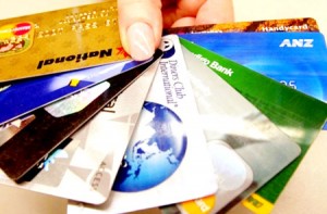 Cảnh báo ngân hàng tự ý thu phí thường niên dịch vụ thẻ tín dụng
