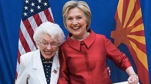 Cụ bà 102 tuổi chờ đợi cả đời để bỏ phiếu ủng hộ bà Hillary Clinton