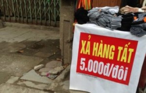 Tất siêu rẻ 5.000 đồng đắt khách ngày đầu đông tại Hà Nội