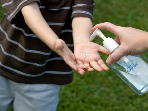 Mối nguy hiểm khi dùng nước rửa tay khô thường xuyên
