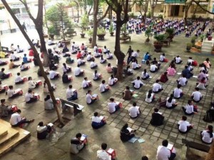 Hàng trăm học sinh Phú Yên ngồi thi giữa sân trường