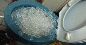 Nhiều người đổ cả xô đá lạnh vào bồn vệ sinh, kết quả nhận được khiến ai đều bất ngờ